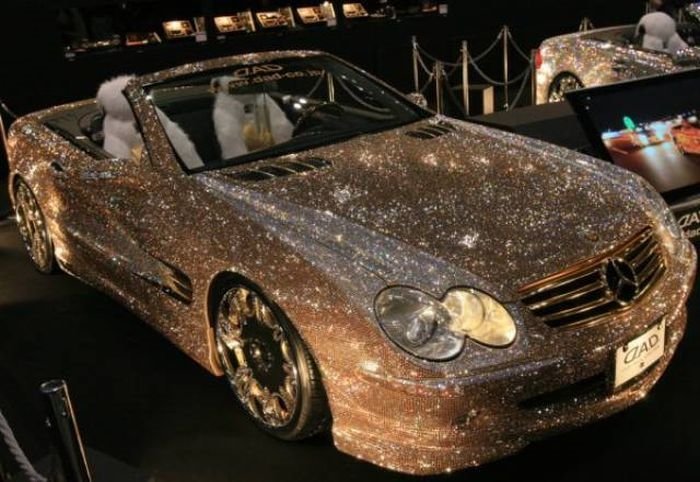 Sıra dışı boyalarıyla dikkat çeken lüks ve spor otomobiller