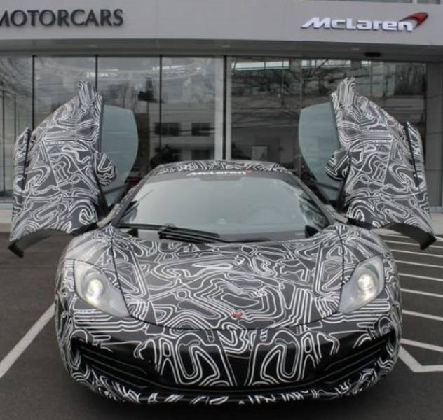 Sıra dışı boyalarıyla dikkat çeken lüks ve spor otomobiller