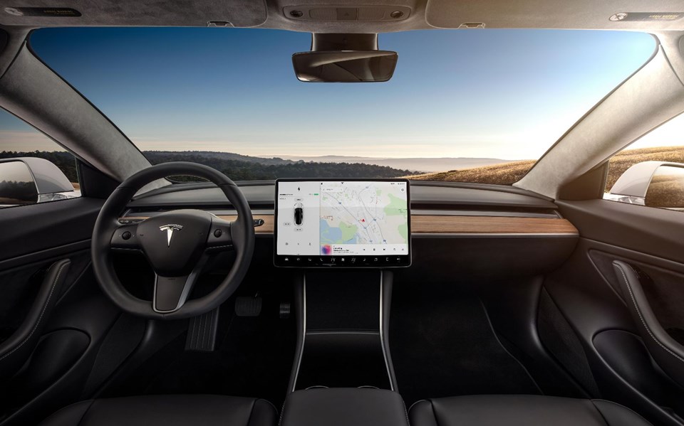 Tesla Model 3 takla attı 