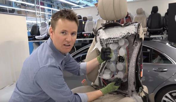 Mercedes'in koltuğunu kesti ve içindekilere baktı