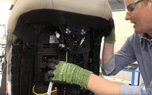 Mercedes'in koltuğunu kesti ve içindekilere baktı