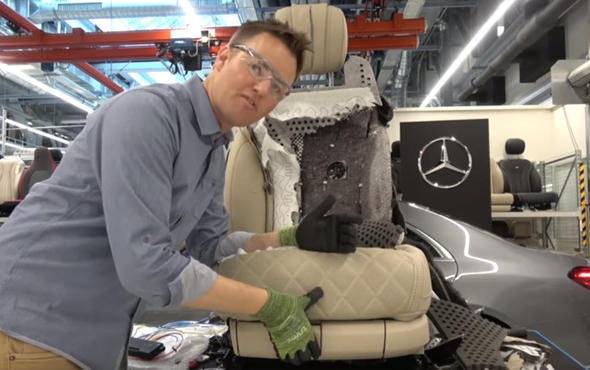Mercedes'in koltuğunu kesti ve içindekilere baktı