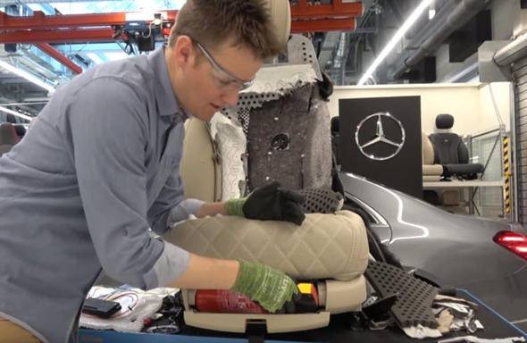 Mercedes'in koltuğunu kesti ve içindekilere baktı