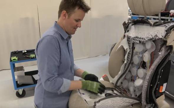 Mercedes'in koltuğunu kesti ve içindekilere baktı