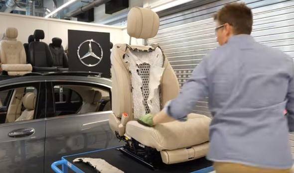 Mercedes'in koltuğunu kesti ve içindekilere baktı