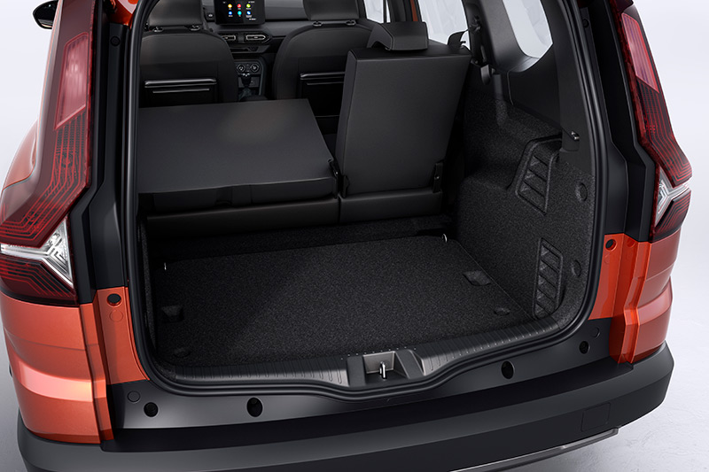 Dacia, yeni 7 kişilik modelini sahneye çıkardı