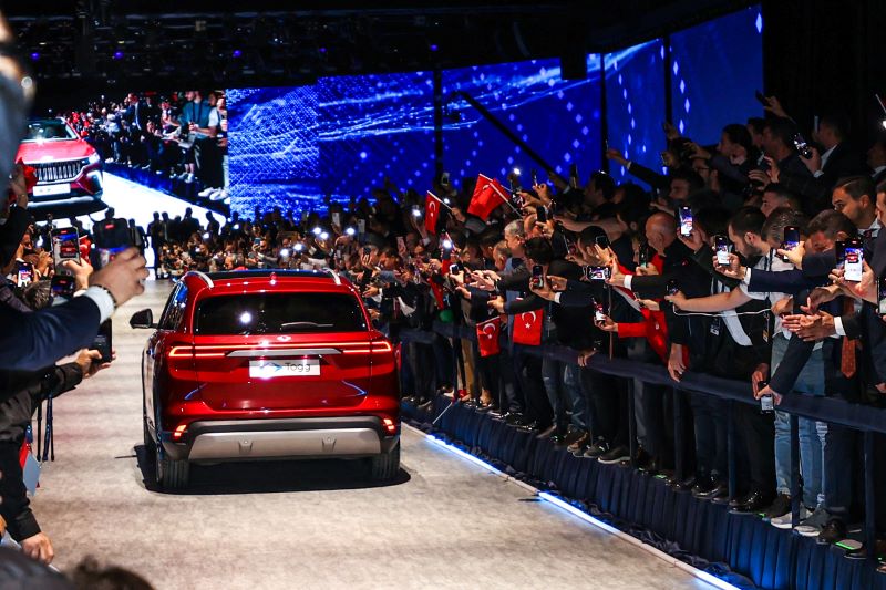 Cumhurbaşkanı Recep Tayyip Erdoğan kırmızı renkteki C SUV ile tören alanında