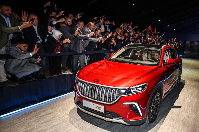 Cumhurbaşkanı Recep Tayyip Erdoğan kırmızı renkteki C SUV ile tören alanında