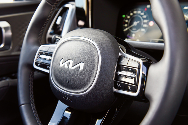 Kia Sorento direksiyon arkasında dijital gösterge