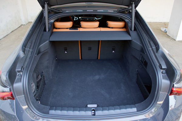 BMW i4 bagaj kapağı