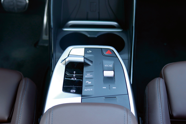 BMW 2 Active Tourer vites konsolu