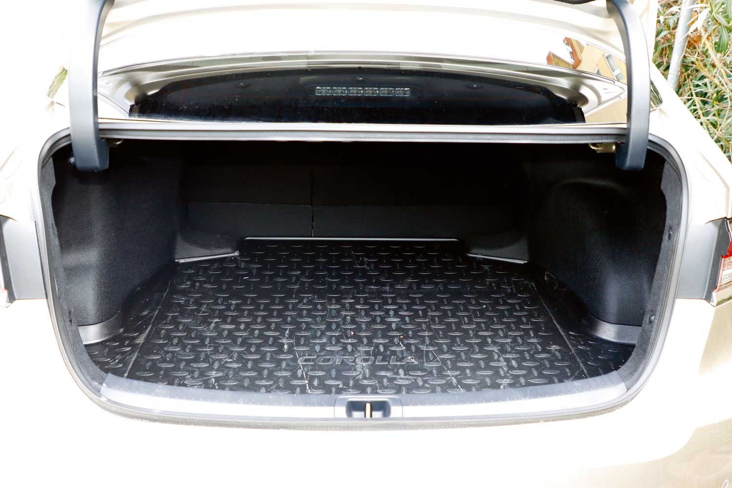 Toyota Corolla Sedan yükleme alanı