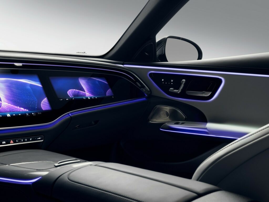 Mercedes-Benz E Serisi (W 214) Kokpit