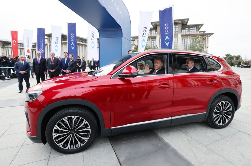 Cumhurbaşkanı Erdoğan Togg'un direksiyonuna geçti.