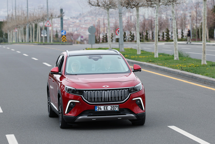 Cumhurbaşkanı Recep Tayyip Erdoğan ile eşi Emine Erdoğan, Togg T10X ile Ankara caddelerinde deneme sürüşü yaptılar.