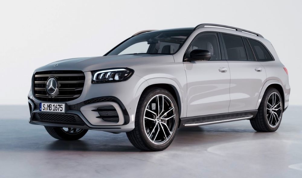 Makyajlı Mercedes-Benz GLS yeni ızgarası sayesinde daha heybetli görünüyor.