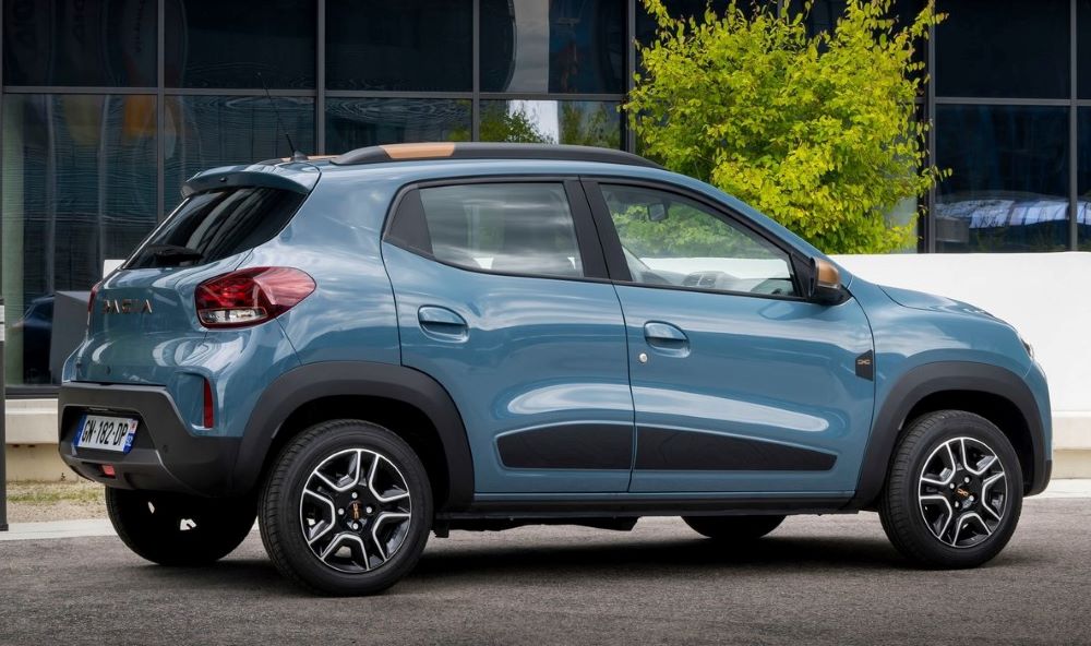 Yerden yüksek yapısıyla crossover görünümü sunuyor.