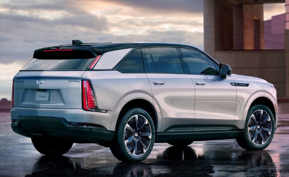 Bu iri SUV detaylarıyla da öne çıkıyor