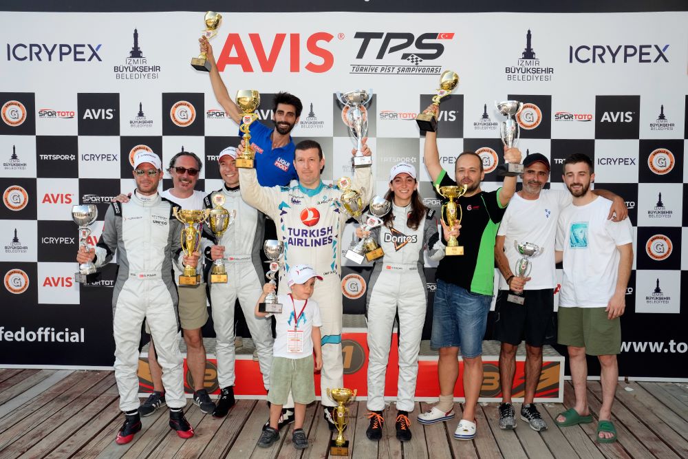 Pilotlar kupalarını aldı