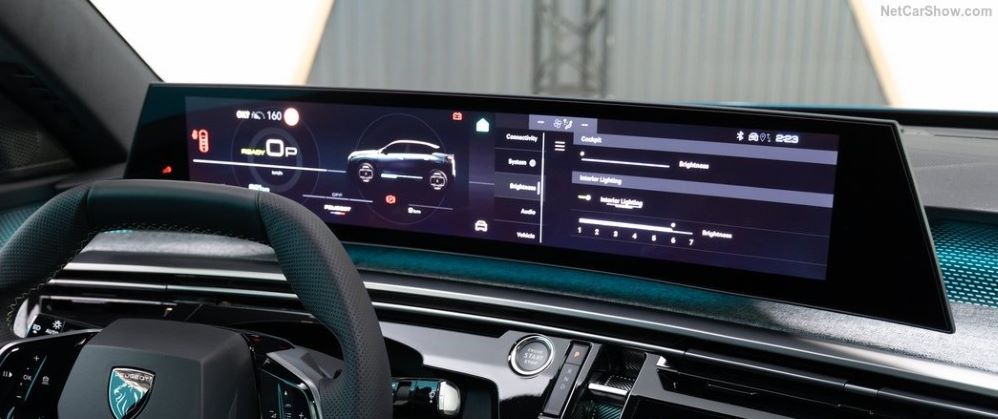 Peugeot E-3008’in panoramik ekranı