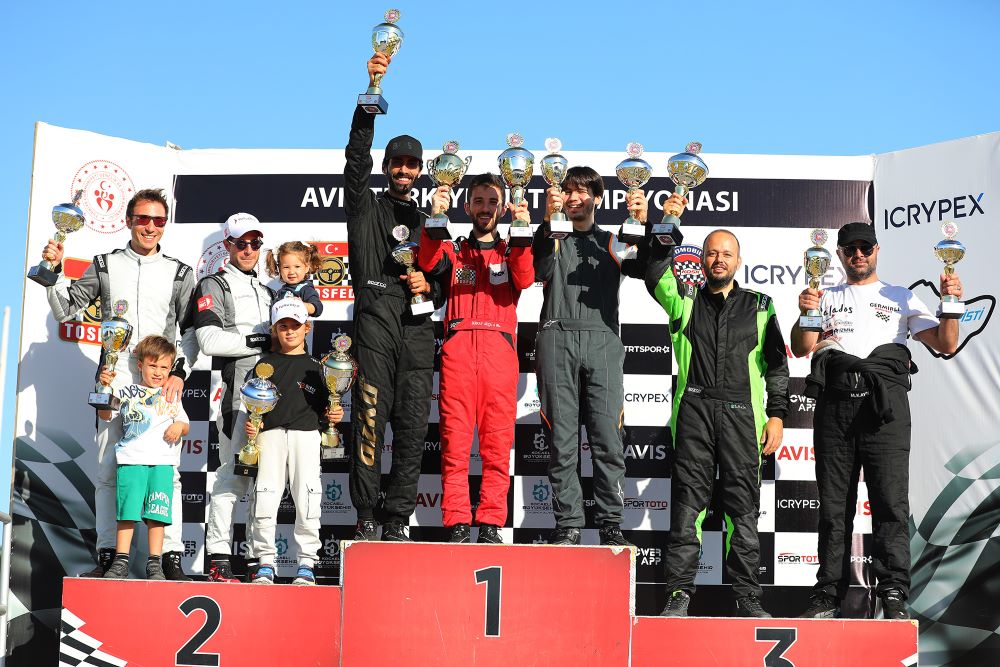 Pilotlar podyuma çıktılar