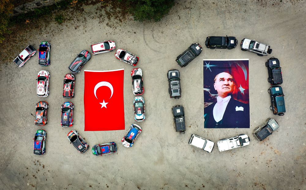 100'üncü Yıl Yazısı için 25 Adet Ralli Otomobili Bir Araya Geldi Ve Türk Bayrağı İle Mustafa Kemal Atatürk Posterleri Sergilendi.
