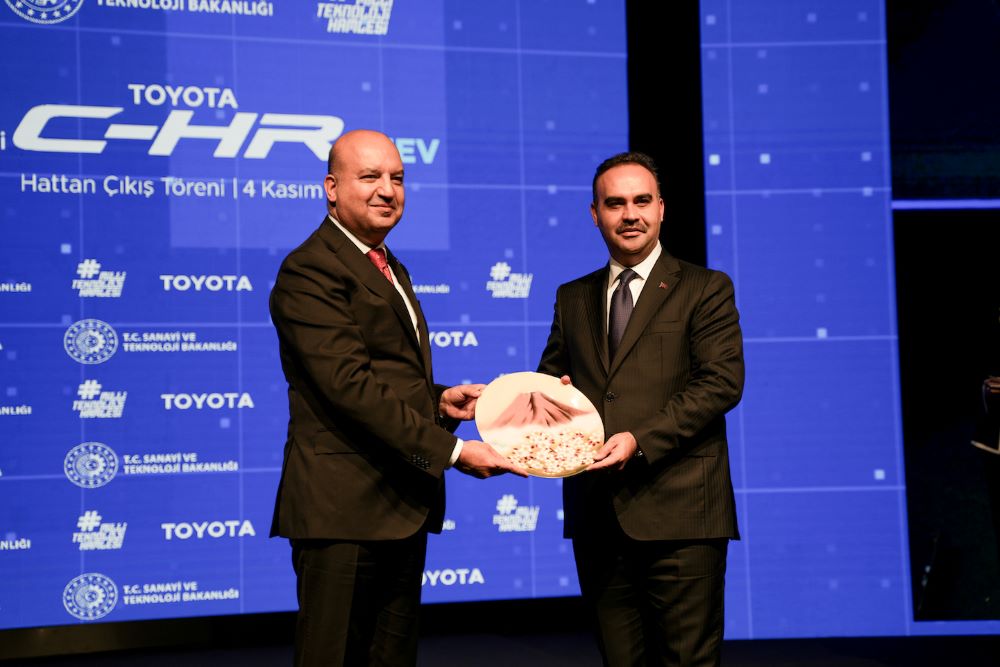 Toyota Otomotiv Sanayi Türkiye Genel Müdür ve CEO'su Erdoğan Şahin ile Sanayi ve Teknoloji Bakan Mehmet Fatih Kacır