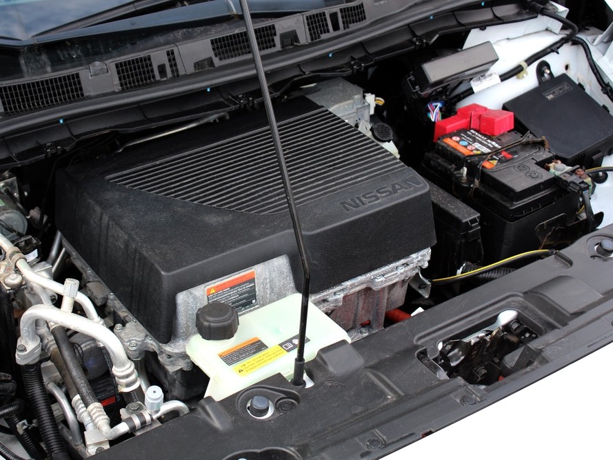 Elektrikli otomobillerde 12 voltluk akü ne işe yarıyor?