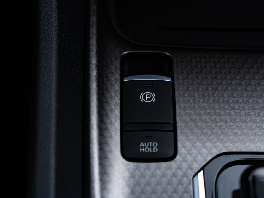 Auto-Hold, yokuş kalkış desteği ve elektronik park freni arasındaki farklar