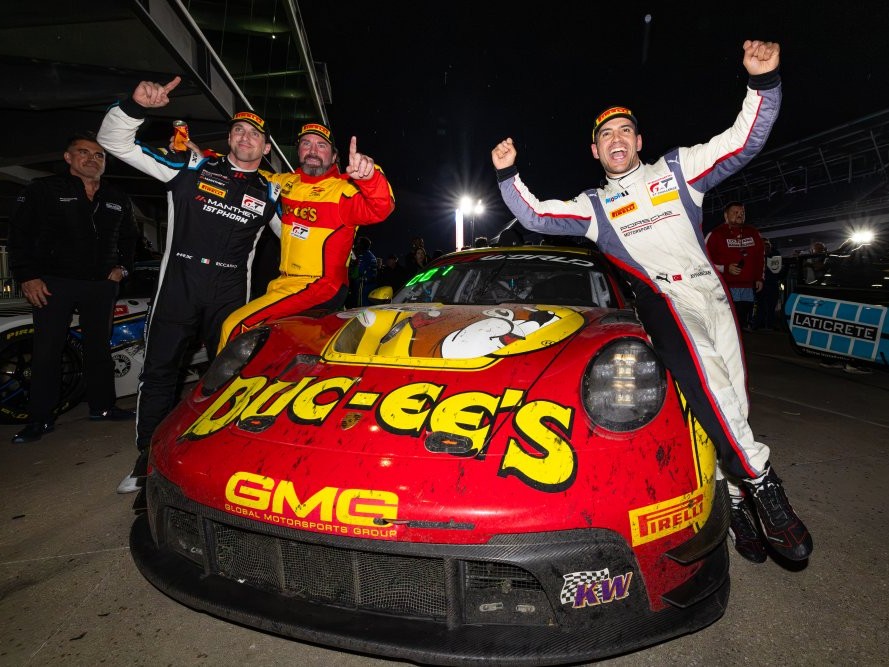 Ayhancan Güven, Riccardo Pera ve Kyle Washington, Indianapolis 8 Saat yarışını kazandıkları GMG Racing Porsche 911 GT3 R EVO ile.