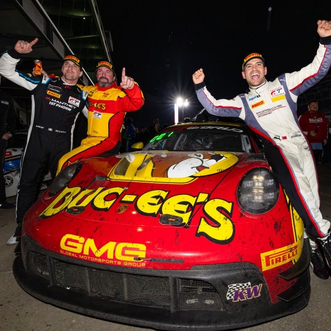 Ayhancan Güven, Riccardo Pera ve Kyle Washington, Indianapolis 8 Saat yarışını kazandıkları GMG Racing Porsche 911 GT3 R EVO ile.