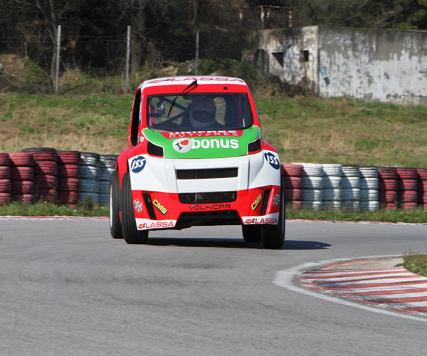 V2 İstanbul Kupası Hızlı Başladı