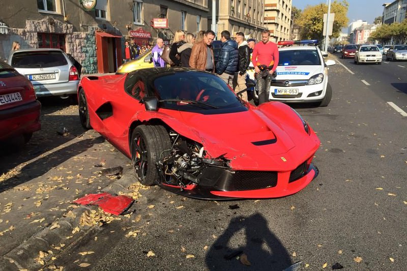 LaFerrari Park Halindeki Üç Otomobile Çarptı