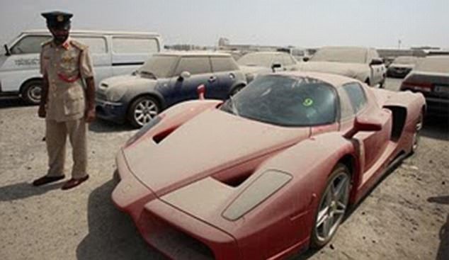 Dubai Polisi Ferrari Enzo’yu Satamıyor