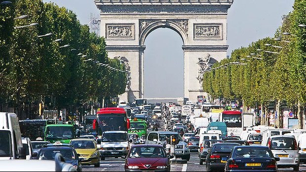 Paris'te Eski Araçlara Trafik Ambargosu