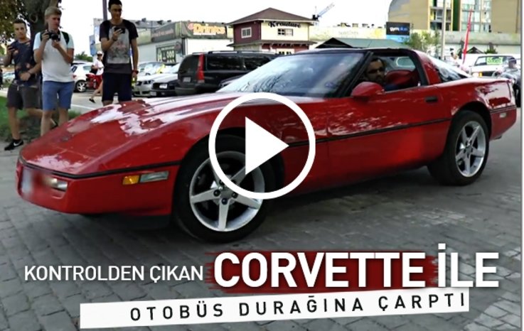 Kontrolden çıkan Corvette ile otobüs durağına çarptı