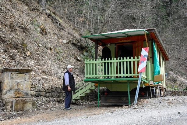 Doğanın tadını "yürüyen ev"le çıkarıyor