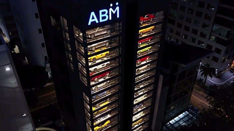 Dünyanın ilk spor otomobil otomatı açıldı