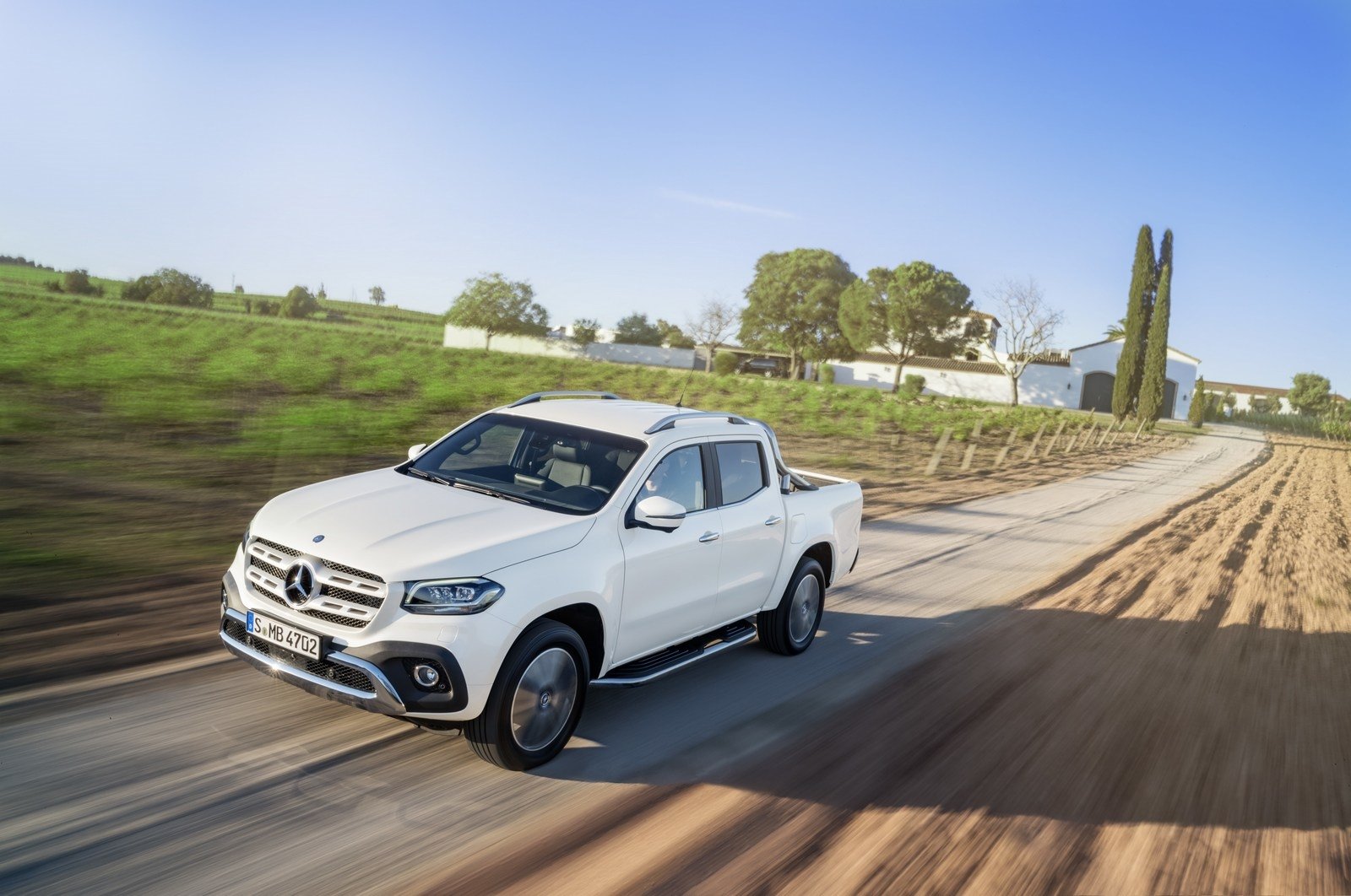 Mercedes X-Class örtüsünü kaldırdı