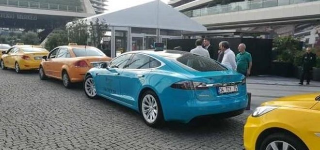 Uber'e karşı Tesla marka turkuaz taksi