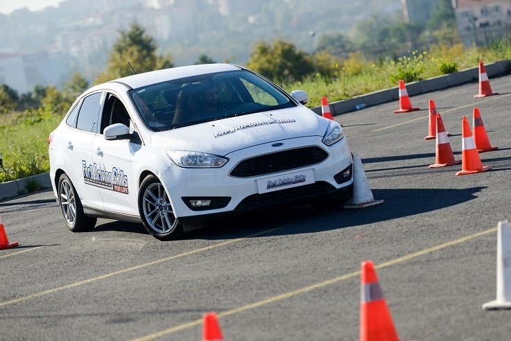 Ford Sürüş Akademisi, genç sürücüleri Avrupa Şampiyonu pilot Murat Bostancı ile eğitti