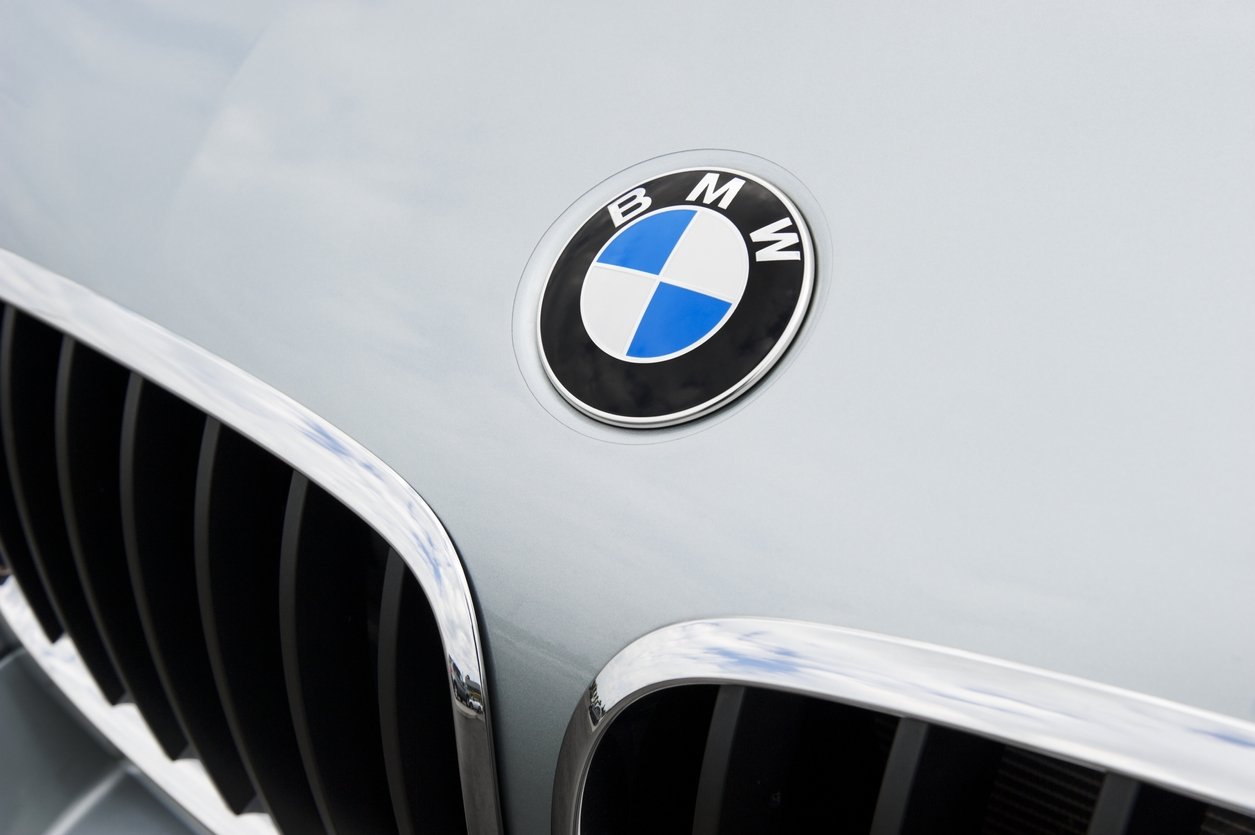 BMW logosunun ne anlama geldiğini açıkladı