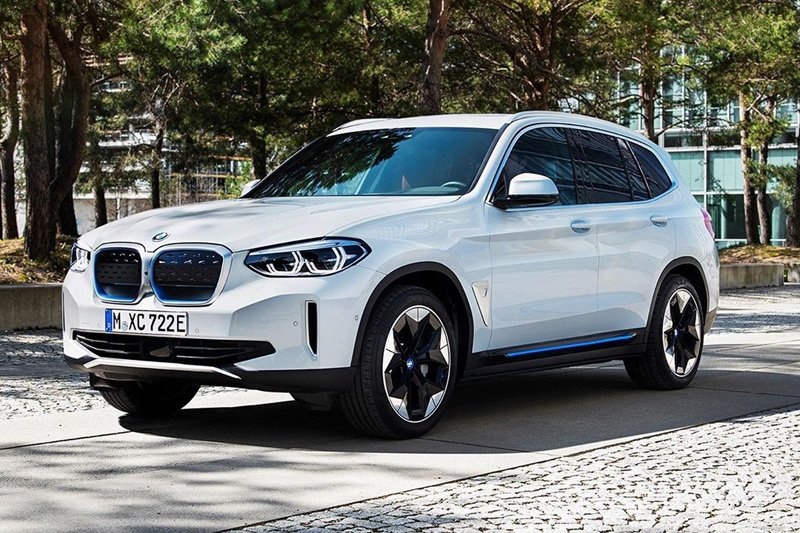BMW iX3 neler sunuyor?