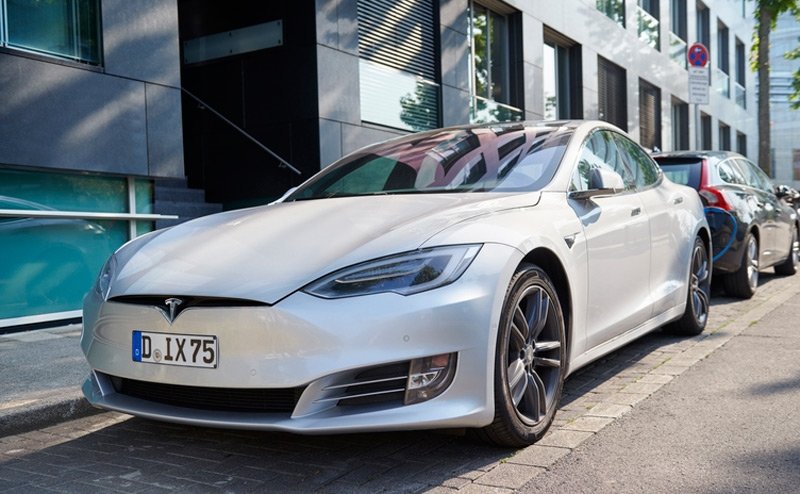 Seyir halindeki Tesla'nın cam tavanı uçtu