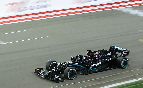 Formula 1'de olaylı Bahreyn Grand Prix'sini Hamilton kazandı