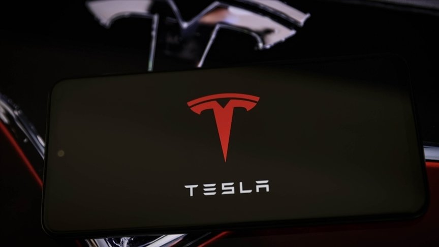 Tesla araç iki otomobile çarptı