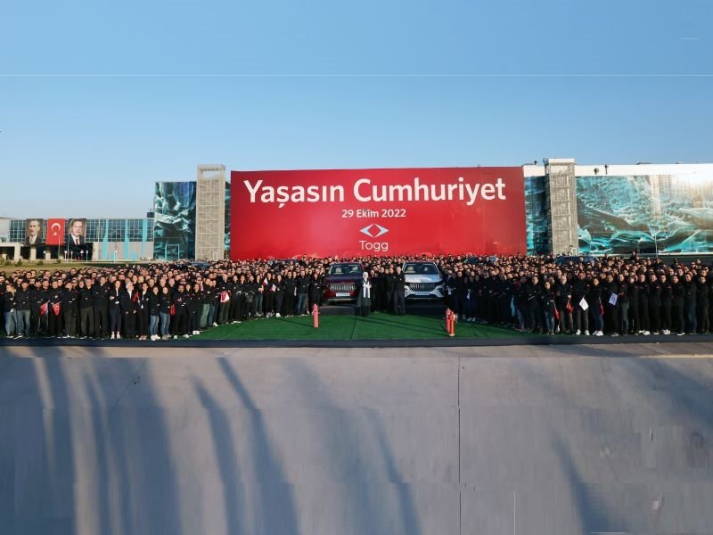 TOGG KAMPÜSÜ TÖRENLE AÇILDI VE İLK MODEL ÜRETİM HATTINDAN İNDİ