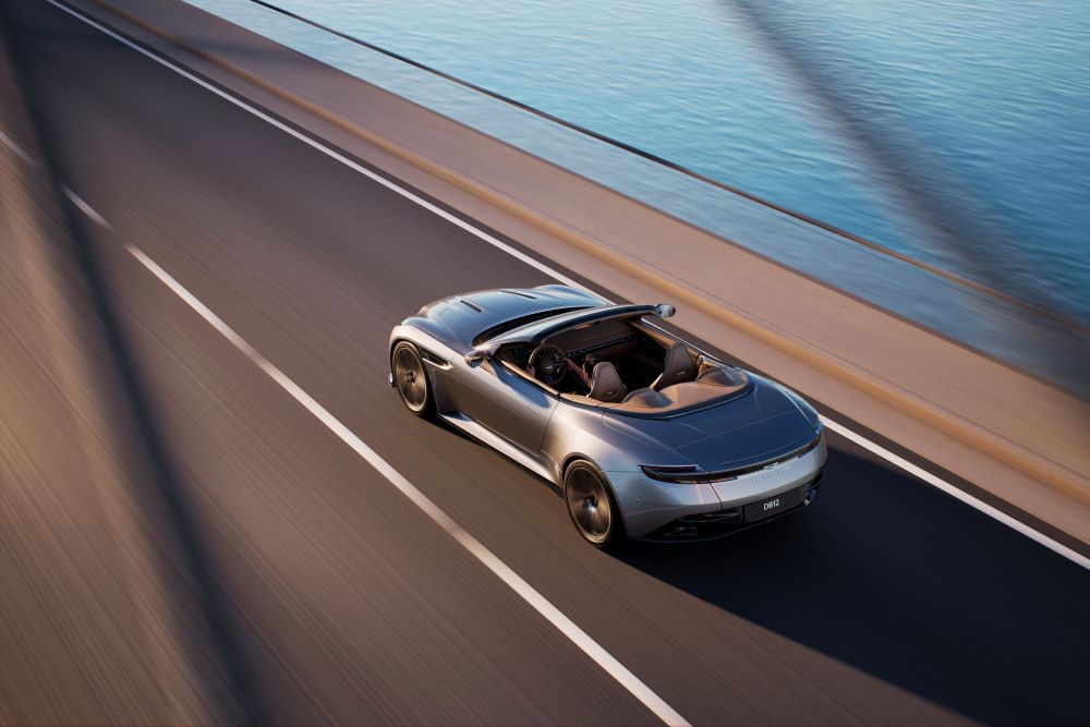 Havalı Aston Martin DB12 Volante