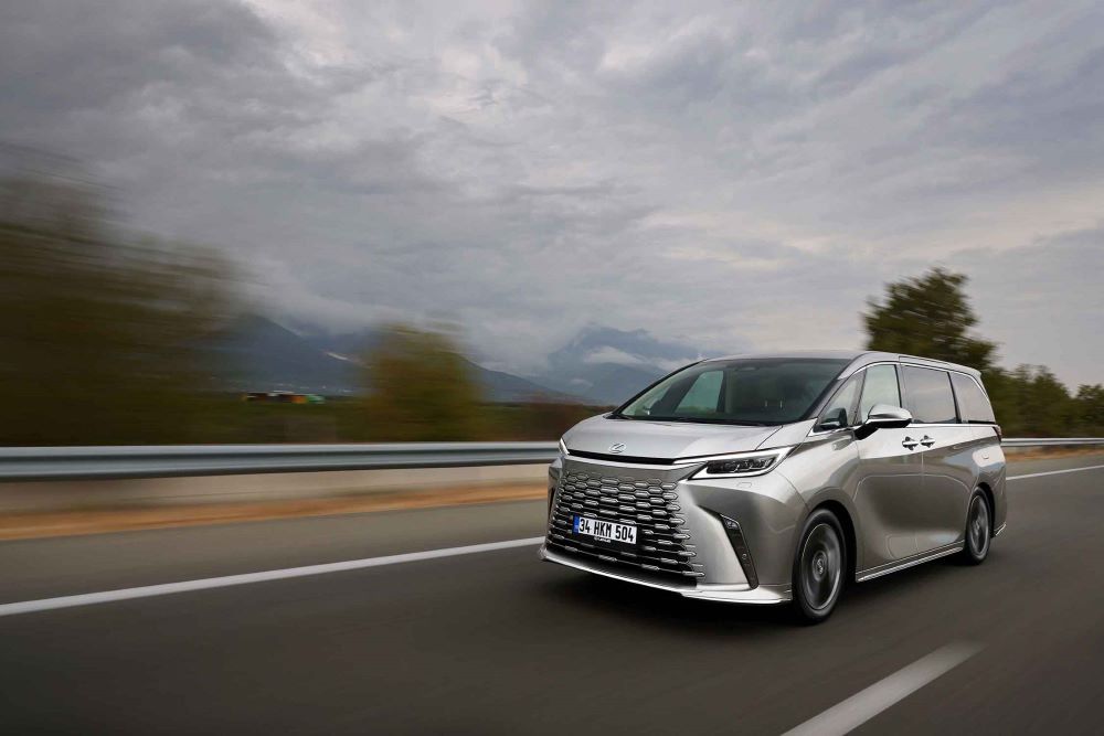 Lexus LM satışa sunuldu