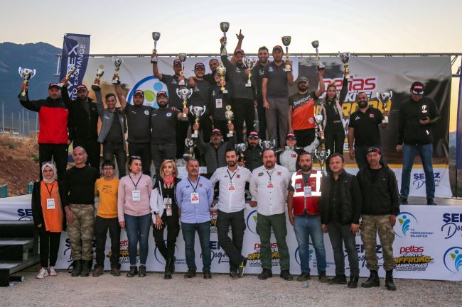 Kazanan yarışçılar podyumda